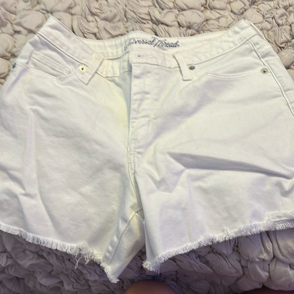 Universal threads white shorts 3”